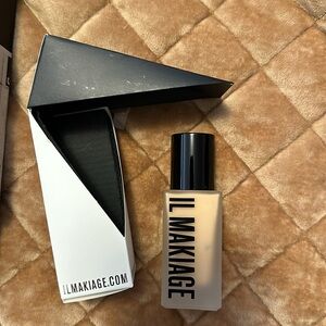 IL Makiage woke up like this Foundation